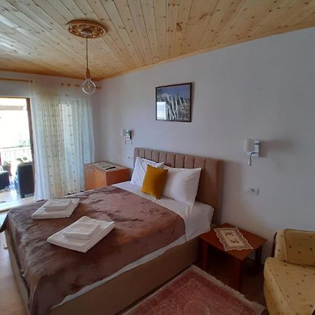 Guest House Ejona Gjirokastër Esterno foto