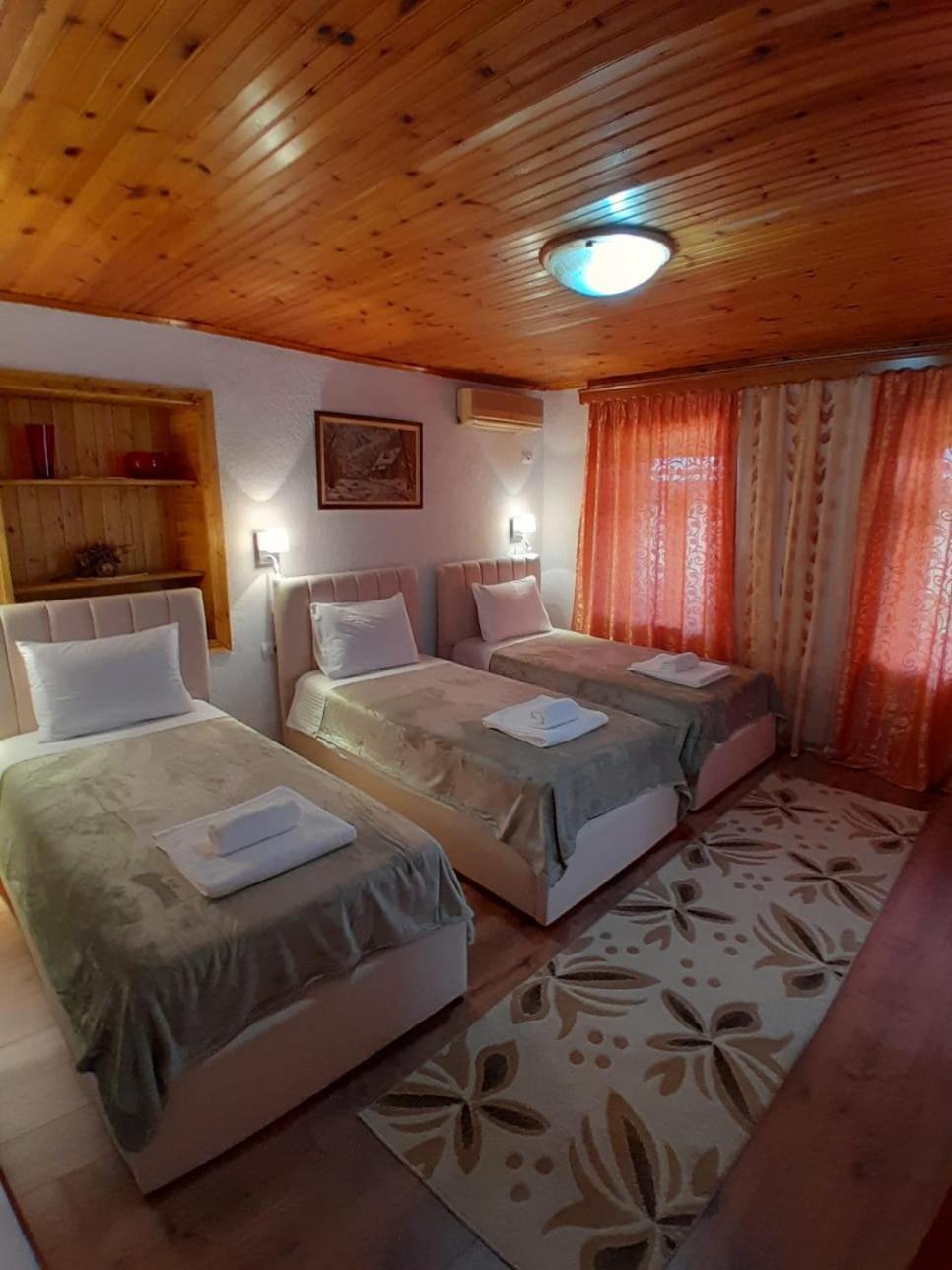 Guest House Ejona Gjirokastër Esterno foto