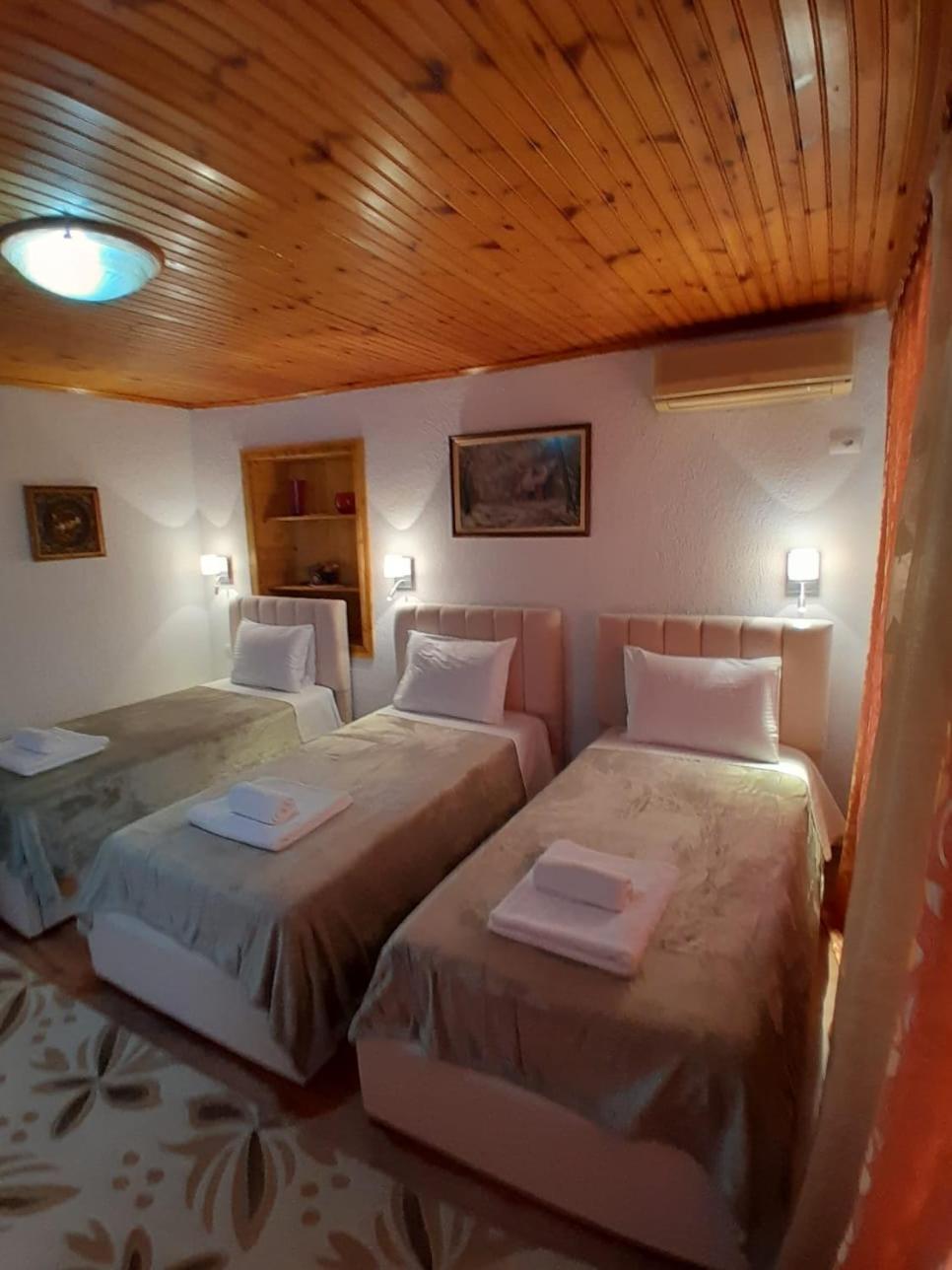 Guest House Ejona Gjirokastër Esterno foto
