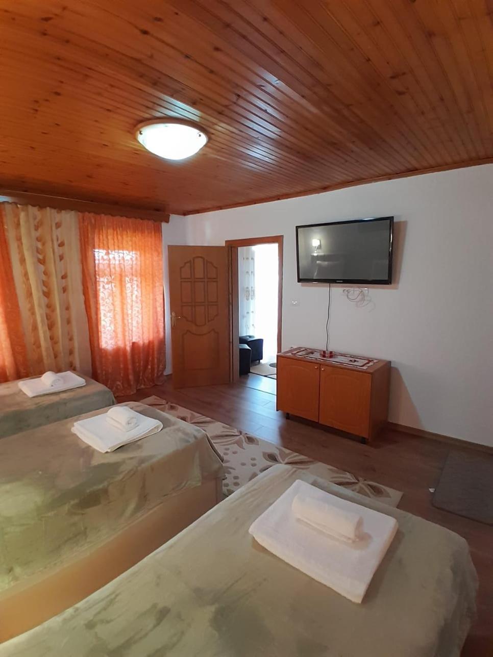Guest House Ejona Gjirokastër Esterno foto