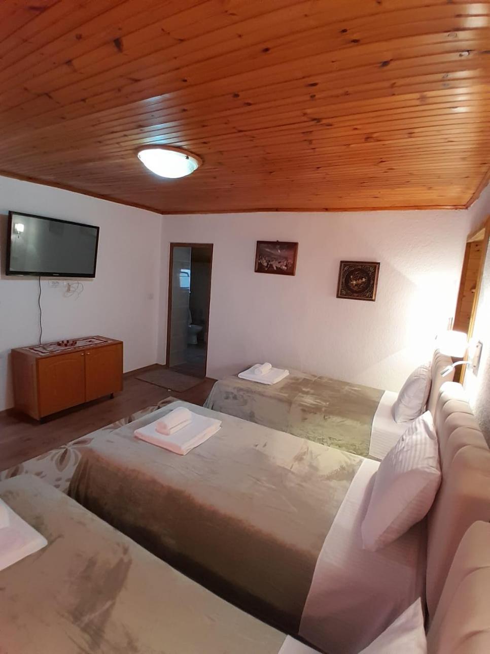 Guest House Ejona Gjirokastër Esterno foto