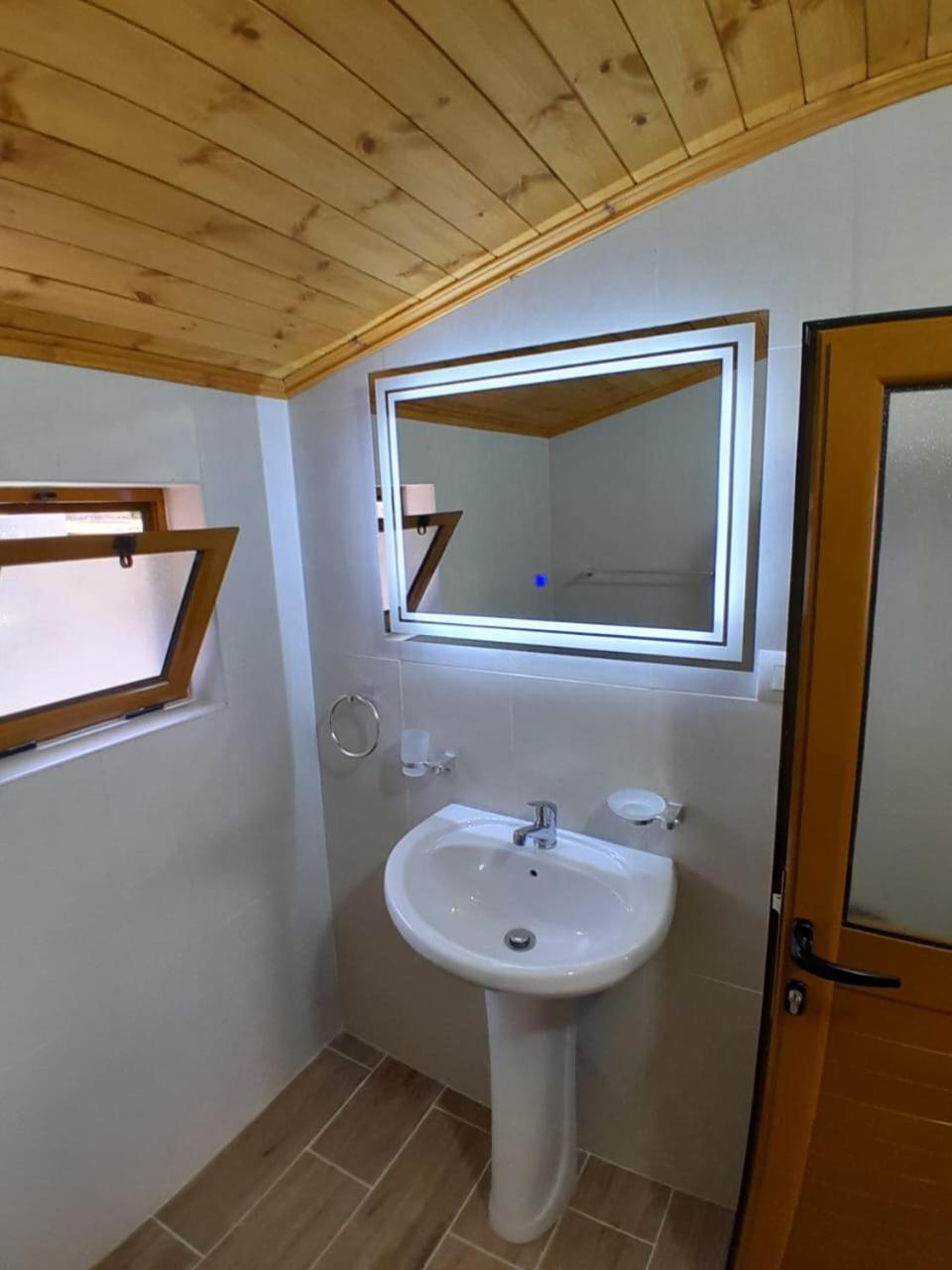 Guest House Ejona Gjirokastër Esterno foto