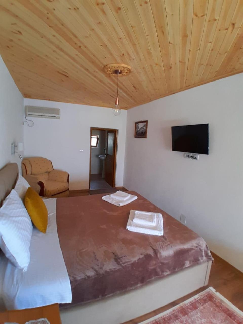 Guest House Ejona Gjirokastër Esterno foto