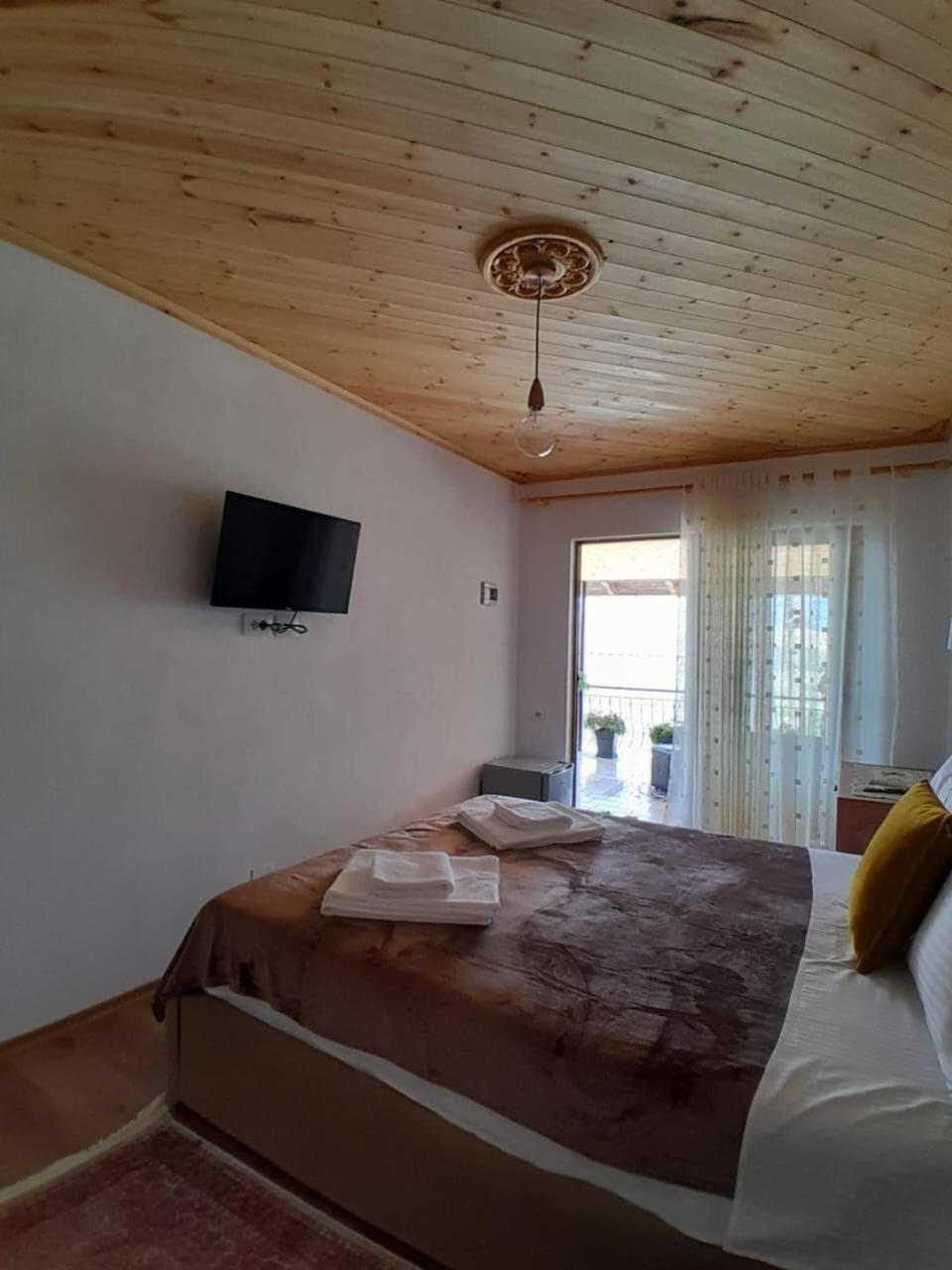Guest House Ejona Gjirokastër Esterno foto