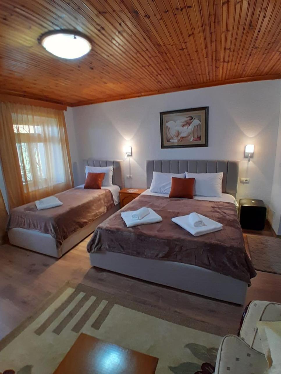 Guest House Ejona Gjirokastër Esterno foto