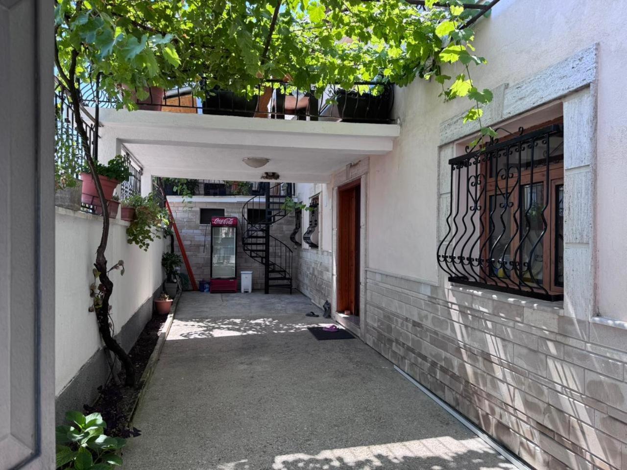 Guest House Ejona Gjirokastër Esterno foto