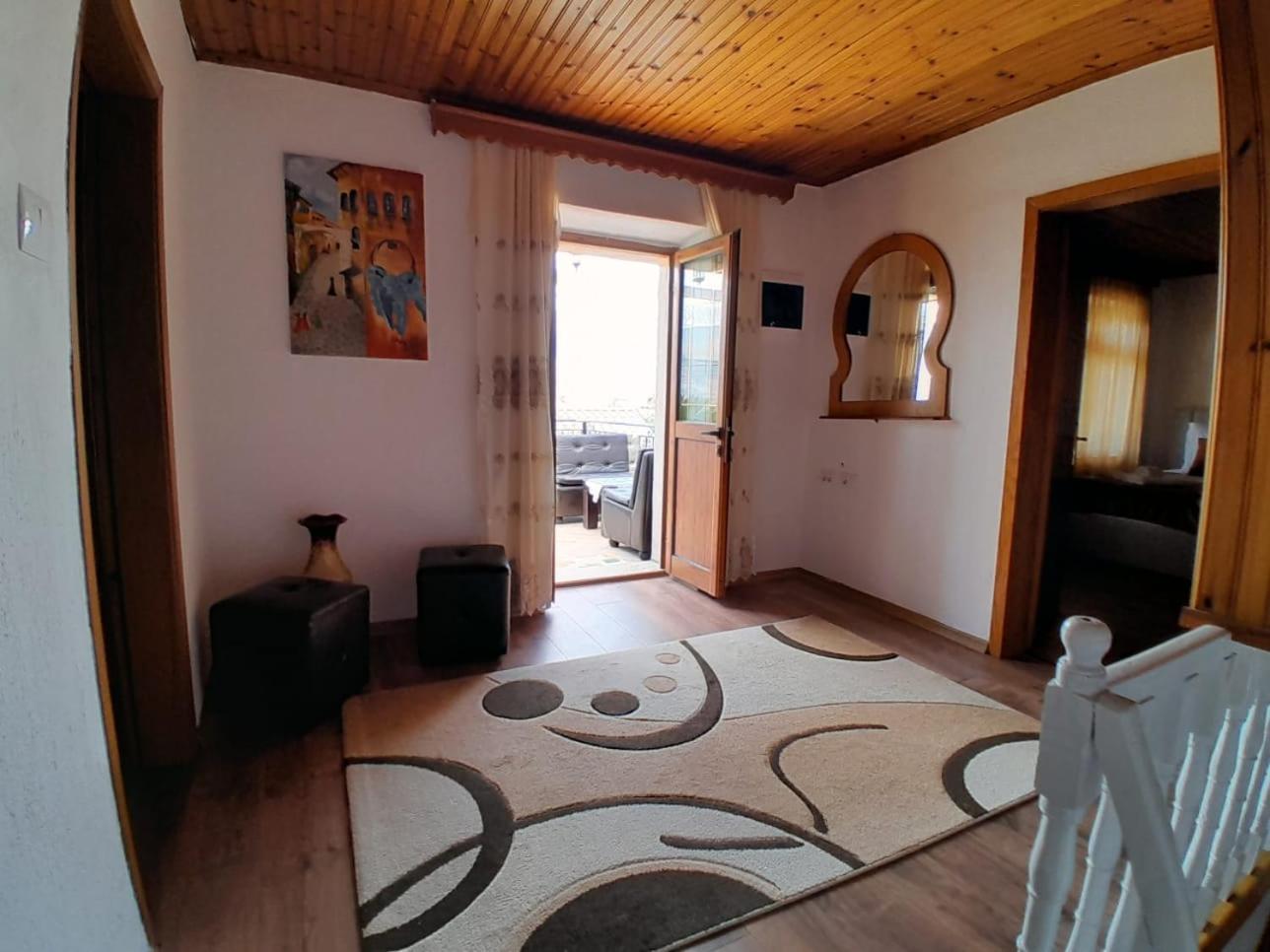 Guest House Ejona Gjirokastër Esterno foto