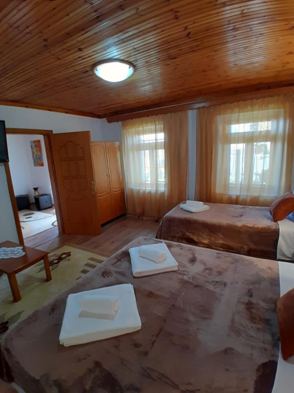 Guest House Ejona Gjirokastër Esterno foto