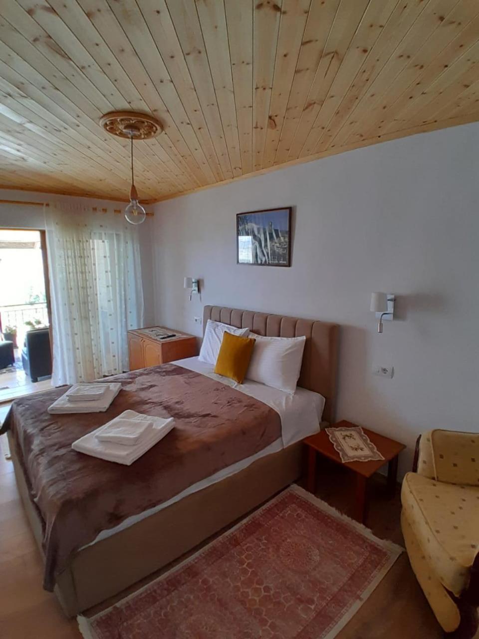 Guest House Ejona Gjirokastër Esterno foto
